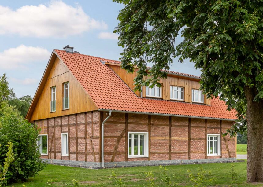 Klinkerhaus mit Fachwerk und Ziegel Z5 auf dem Satteldach mit Schleppdach mit Fokus auf den Holz-Giebel