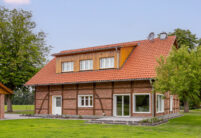 Klinkerhaus mit Fachwerk und Ziegel Z5 auf dem Satteldach mit Schleppdach mit Terrasseneinblick
