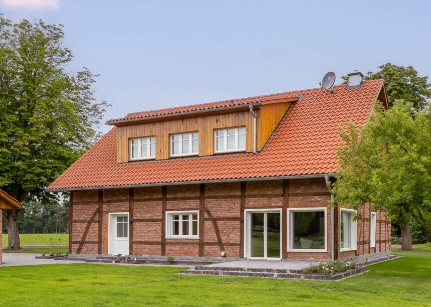 Klinkerhaus mit Fachwerk und Ziegel Z5 auf dem Satteldach mit Schleppdach mit Terrasseneinblick