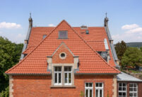 Inspirierende Referenz aus dem Norden: Inselvilla mit Ziegel Z5 mit Details von Dach und Gauben in der geraden Ansicht