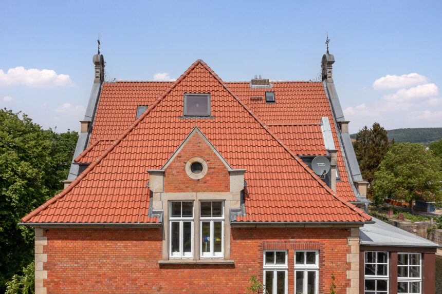 Inspirierende Referenz aus dem Norden: Inselvilla mit Ziegel Z5 mit Details von Dach und Gauben in der geraden Ansicht