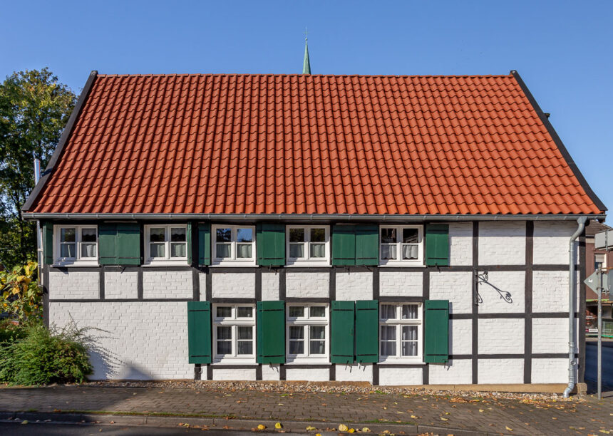 Denkmalgeschütztes Fachwerkhaus mit Ziegel Z5 auf dem Satteldach