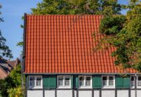 Denkmalgeschütztes Fachwerkhaus mit Ziegel Z5 mit Details vom Dachziegel und Deckbild