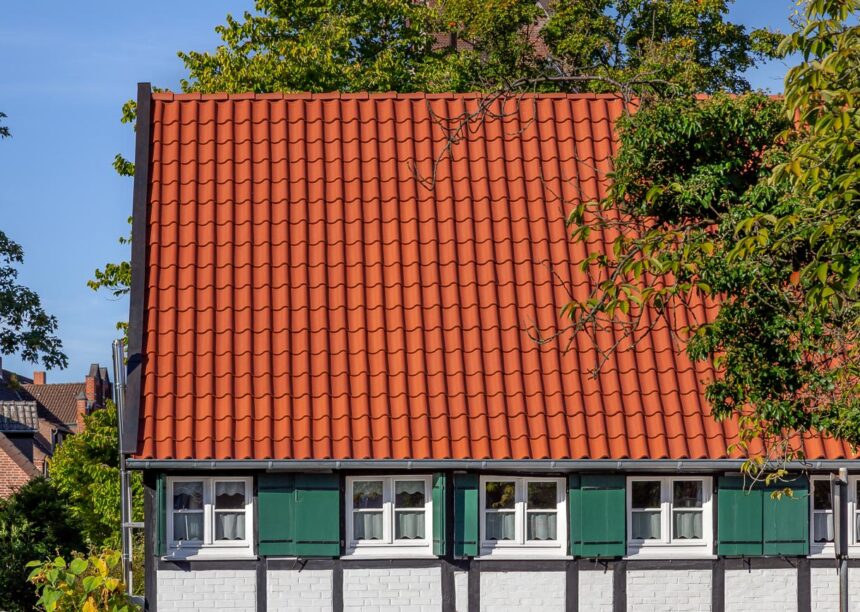 Denkmalgeschütztes Fachwerkhaus mit Ziegel Z5 mit Details vom Dachziegel und Deckbild