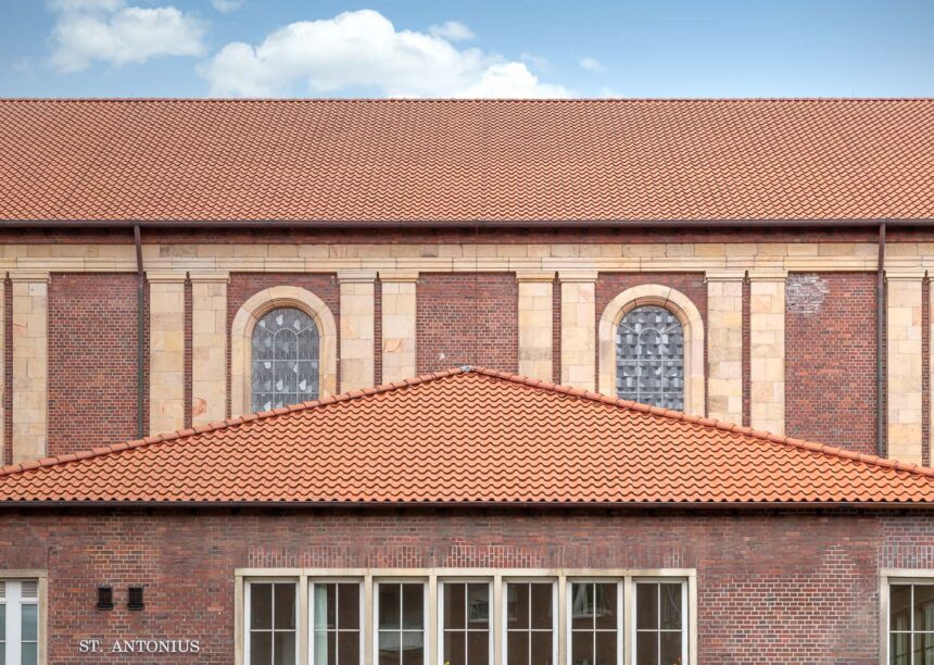 Imposante Kirche Mit Hohlfalzziegel Z5 mit Details vom Ziegel im Geradschnitt und der Oberfläche naturrot dunkel