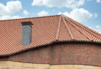 Imposante Kirche Mit Hohlfalzziegel Z5 mit Details vom Ziegel im Geradschnitt und der Oberfläche naturrot dunkel mit Details vom Turmdach