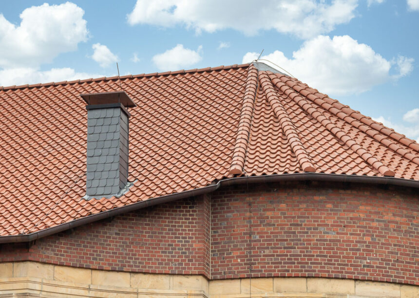 Imposante Kirche Mit Hohlfalzziegel Z5 mit Details vom Ziegel im Geradschnitt und der Oberfläche naturrot dunkel mit Details vom Turmdach