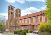 Imposante Kirche Mit Hohlfalzziegel Z5 in der Gesamtansicht