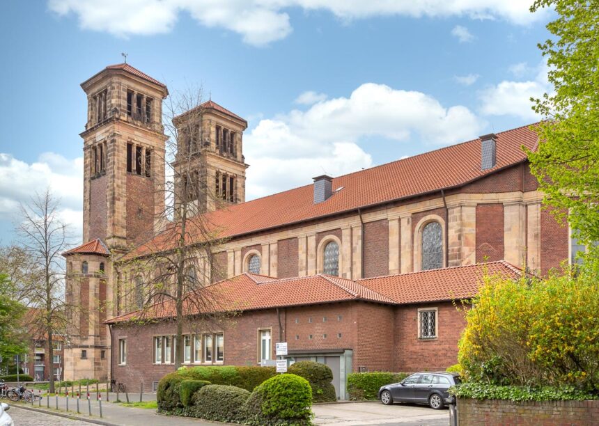Imposante Kirche Mit Hohlfalzziegel Z5 in der Gesamtansicht