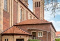 Imposante Kirche Mit Hohlfalzziegel Z5 mit Details vom Ziegel im Geradschnitt und der Oberfläche naturrot dunkel mit Details von den Vordächern