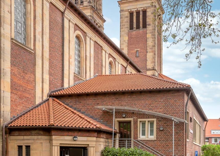 Imposante Kirche Mit Hohlfalzziegel Z5 mit Details vom Ziegel im Geradschnitt und der Oberfläche naturrot dunkel mit Details von den Vordächern