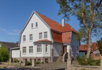 Mansarddach mit Dachziegel Z5 und Biberschwanz auf historischem Wohnhaus