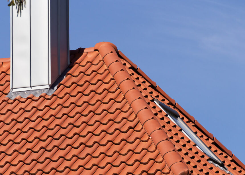 Mansarddach mit Dachziegel Z5 und Biberschwanz auf historischem Wohnhaus mit Blick auf dem Grat und die 3-achsige Walmkappe