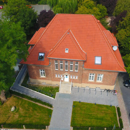 Umgebautes Pfarrhaus mit Hohlfalzziegel Z5 in naturrot dunkel auf dem Dach