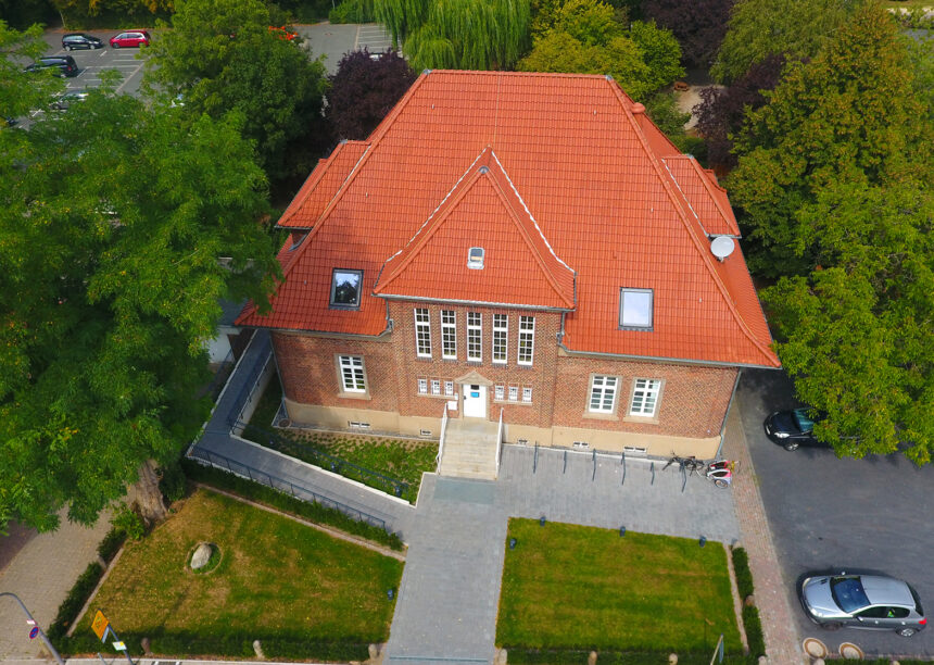 Umgebautes Pfarrhaus mit Hohlfalzziegel Z5 in naturrot dunkel auf dem Dach
