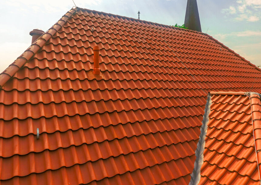 Umgebautes Pfarrhaus mit Hohlfalzziegel Z5 in naturrot dunkel auf dem Dach