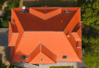 Umgebautes Pfarrhaus mit Hohlfalzziegel Z5 in naturrot dunkel auf dem Dach
