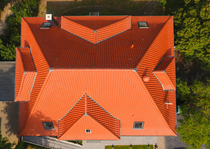 Umgebautes Pfarrhaus mit Hohlfalzziegel Z5 in naturrot dunkel auf dem Dach