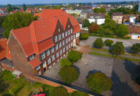 Schule mit Hohlfalzziegel Z5 auf dem Dach