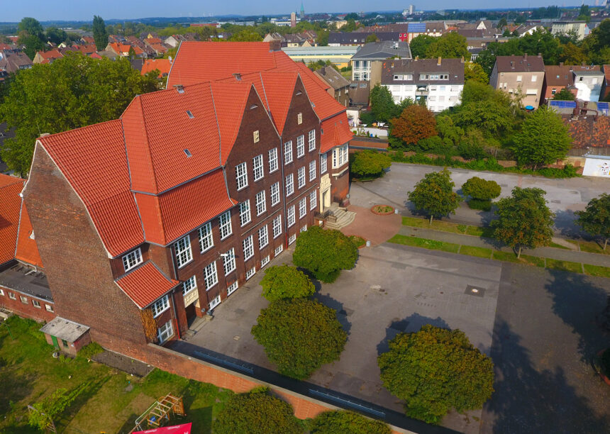 Schule mit Hohlfalzziegel Z5 auf dem Dach