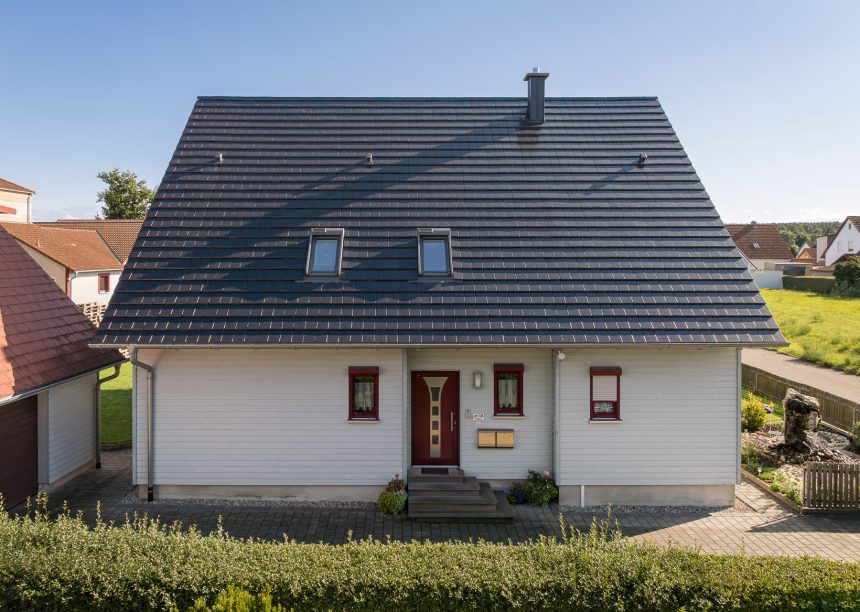 Dachziegel Stylist in edelschiefer auf Wohnhaus mit Satteldach. Der Flachziegel ist in Reihe verlegt