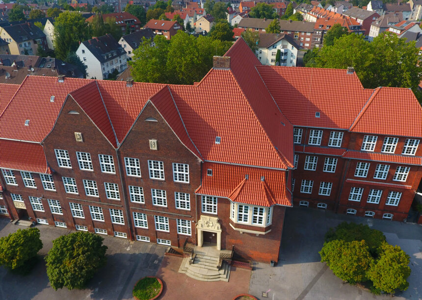 Schule mit Hohlfalzziegel Z5 auf dem Dach
