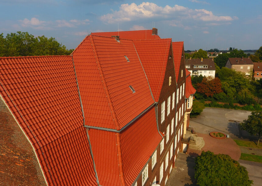 Schule mit Hohlfalzziegel Z5 auf dem Dach