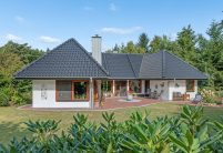 Z5 in edelschwarz auf U-förmigen Einfamilienhaus im Grünen mit Terrassen- und Garteneinblick
