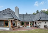 Z5 in edelschwarz auf U-förmigen Einfamilienhaus im Grünen mit Terrasseneinblick