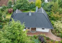 Z5 in altschwarz auf U-förmigen Einfamilienhaus im Grünen