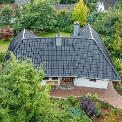 Z5 in edelschwarz auf U-förmigen Einfamilienhaus im Grünen