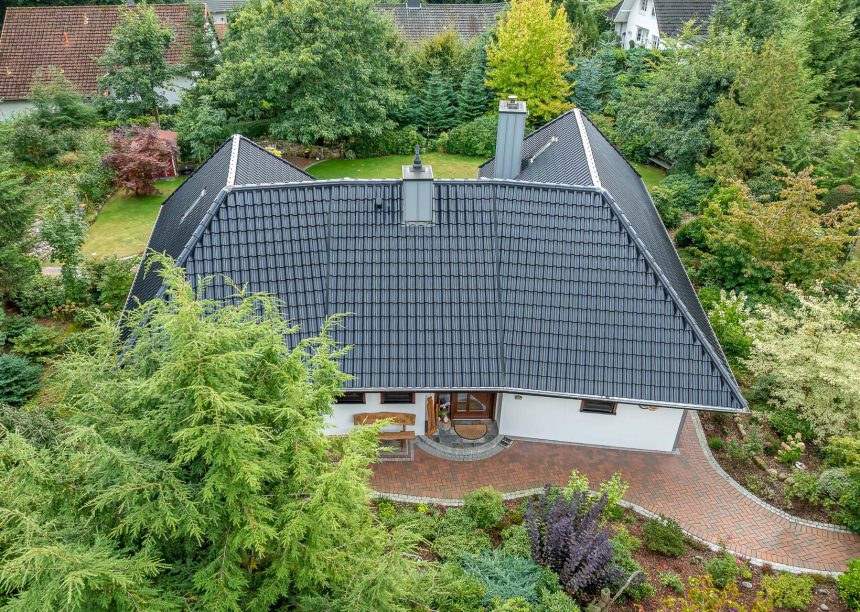 Z5 in altschwarz auf U-förmigen Einfamilienhaus im Grünen