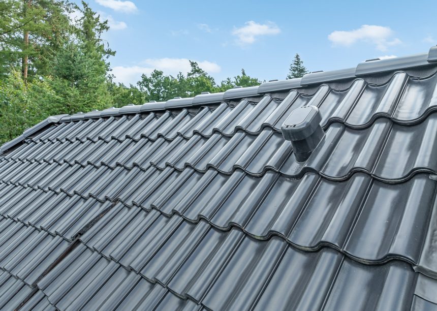 Z5 in altschwarz mit Fokus auf den Sanilüfter auf U-förmigen Einfamilienhaus