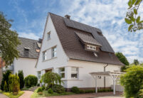 Saniertes Steildach mit dunkelbraunen Hohlfalzziegel (Satteldachform) in der schrägen Gesamtansicht fotografiert