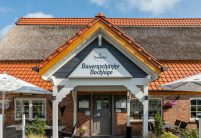 Bauernschänke mit J11v in altrot mit Fokus auf den Eingangsbereich