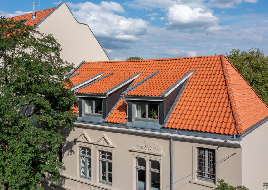 Hohlfalzziegel Z5 in naturrot auf historischem, denkmalgeschütztem Wohnzimmer in Herford mit Schleppgauben