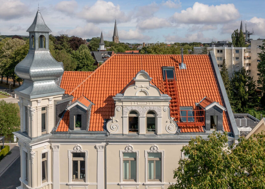 Historisches Gebäude mit Hohlfalzziegel Z5 in naturrot gedeckt