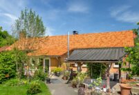 Naturrote und altrote Z5 auf idyllischem Klinkerhaus mit Bildfokus auf den Hauseingang