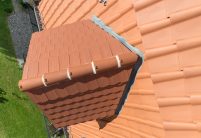 viele Satteldachgauben auf Mansarddach mit Dachziegel K1 - linksdecker mit der Gaube aus der Vogelperspektive