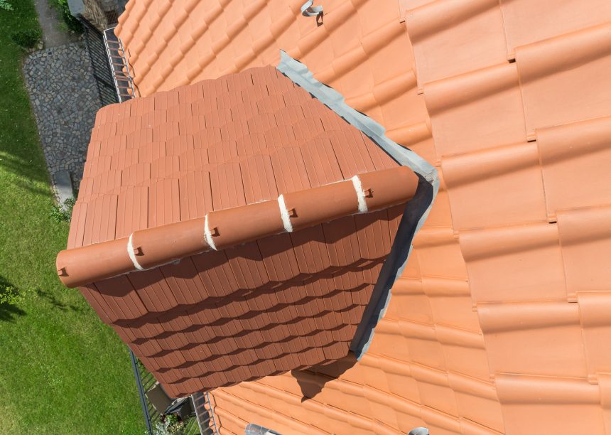 viele Satteldachgauben auf Mansarddach mit Dachziegel K1 - linksdecker mit der Gaube aus der Vogelperspektive