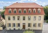 viele Satteldachgauben auf Mansarddach mit Dachziegel K1 - linksdecker in der Gesamtansicht