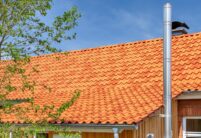 Naturrote und altrote Z5 auf idyllischem Klinkerhaus mit Bildfokus auf das Farbspiel der Dachfläche