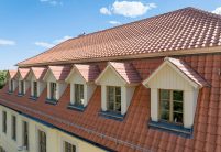 viele Satteldachgauben auf Mansarddach mit Dachziegel K1 - linksdecker