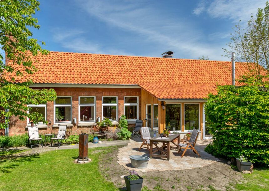 Naturrote und altrote Z5 auf idyllischem Klinkerhaus lädt zum Träumen ein