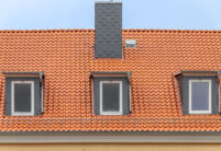 Naturroter Dachziegel Z5 auf öffentlichen Gebäude mit Fokus das schöne Deckbild und Dachfläche samt Gauben