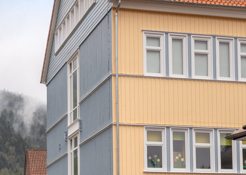 Naturroter Dachziegel Z5 auf öffentlichen Gebäude mit Fokus auf den graublauen Giebel