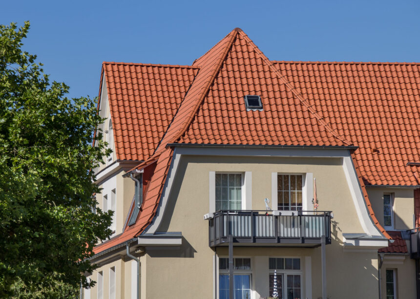 Mehrfamilienhaus mit Mansarddach und Dachziegel Z5 von Jacobi mit Blick auf die schöne Ziegelfläche