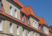 Mehrfamilienhaus mit Mansarddach und Dachziegel Z5 von Jacobi mit Blick auf die tollen Gauben