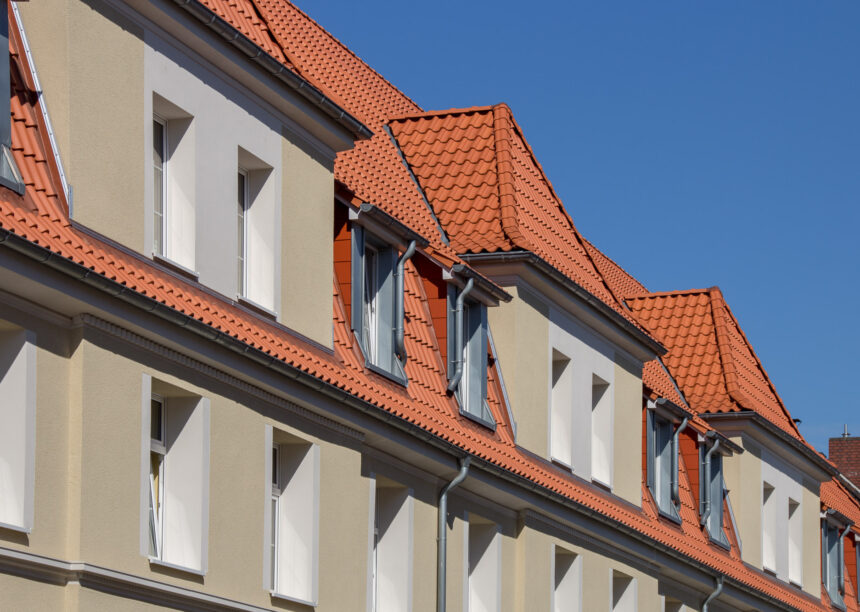 Mehrfamilienhaus mit Mansarddach und Dachziegel Z5 von Jacobi mit Blick auf die tollen Gauben