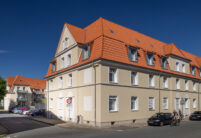 Mehrfamilienhaus mit Mansarddach und Dachziegel Z5 von Jacobi von der Straßenseite fotografiert